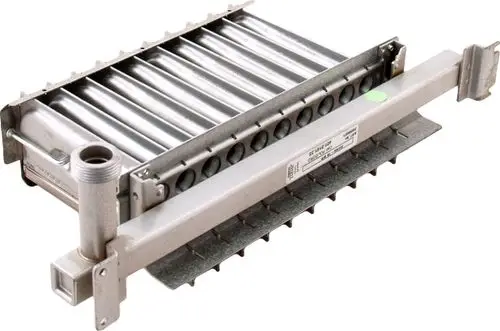 Gasbrenner aus silbernem Metall mit mehreren Düsen und Anschluss für Flüssiggas. Der Artikel gehört zur Marke Wolf und ist für GU/GG-18 Systeme geeignet.